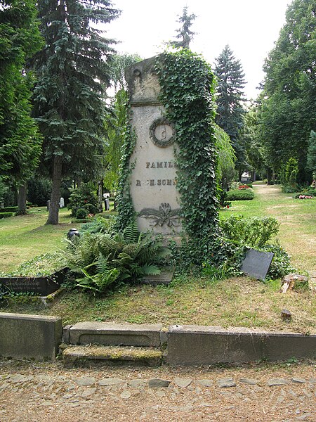 File:Plauen, Friedhof I, 19 Grab R. Schmidt.JPG