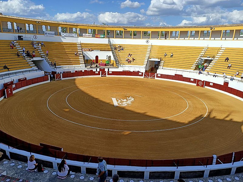 File:Plaza de toros de Villanueva del Arzobispo.jpg