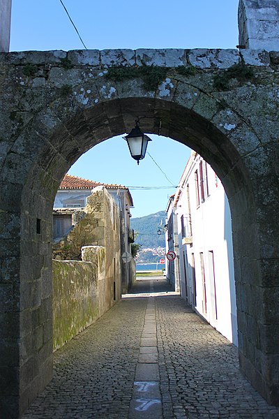 File:Porta na Fortaleza de Caminha.jpg