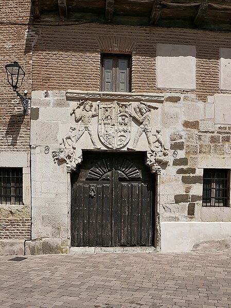 File:Portada de la casa del Marqués de la Valdavia, Saldaña.jpg