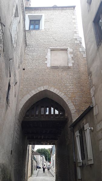 File:Porte medieval à Auxerre 2.jpg