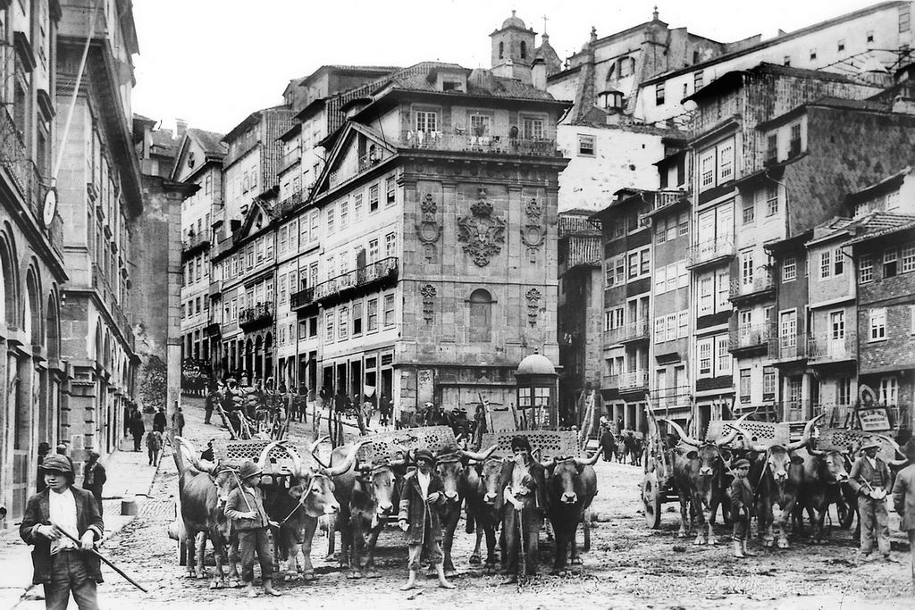 Sur Praça de Ribeira dans les années 1920/1930 (?) à Porto. Photo de Domingos Alvão.