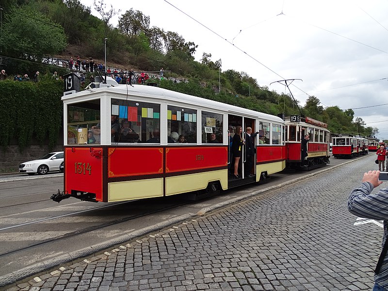 File:Průvod tramvají 2015, 09b - tramvaj 357 a 1314.jpg