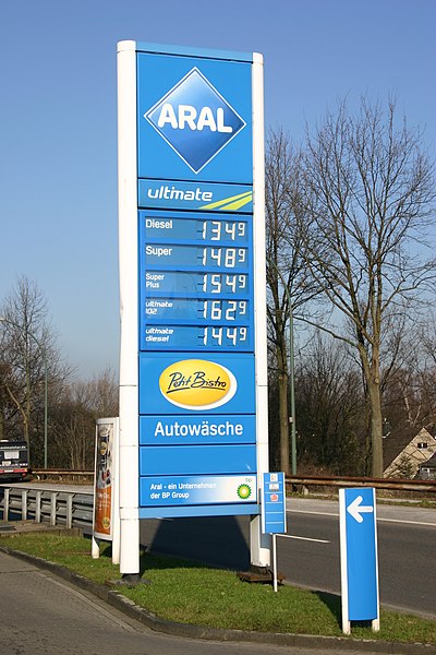 File:Preismast, Aral-Tankstelle in Düsseldorf, Lütticher Straße, Benzinpreise 2011.jpg