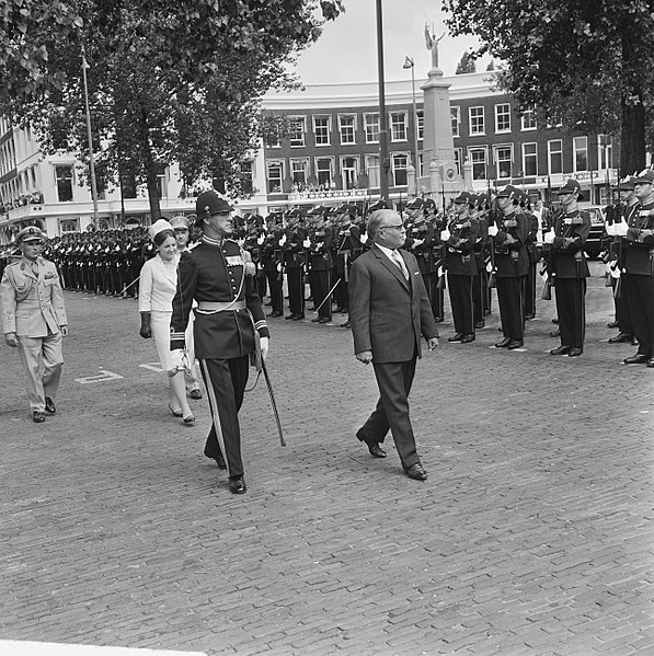 File:President Bourguiba in gezelschap van prinses Margriet bezoek aan Rotterdam, Bestanddeelnr 919-3372.jpg