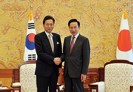 Tập_tin:President_Lee_Myung-bak_and_Japanese_Prime_Minister_Yukio_Hatoyama_held_a_summit_meeting_at_Cheong_Wa_Dae_on_Oct._9,_2009_(4347069193).jpg