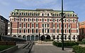 Prinsens gate 26: Schiøllgården (Henrik Nissen, 1881; korotus Christian Reuter, 1899). Alun perin liikemies Oscar Scjøllin asuintalo, sittemmin konttorirakennus. Vuonna 1977 talo siirtyi suurkäräjien käyttöön, ja talosta on maanalainen kulkuyhteys vastapäätä sijaitsevaan parlamenttitaloon.
