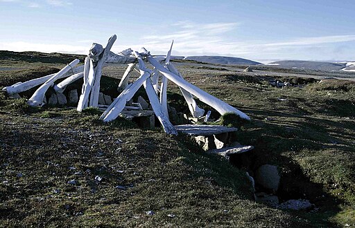 Überrest eines Grassodenhauses (Qarmaq) abgestützt mit Walknochen; bei Resolute (Kanada), 1997