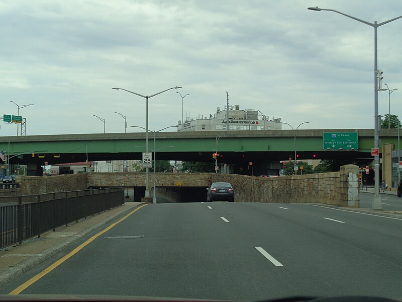 File:Queens Blvd East 05.jpg