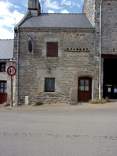 File:Quistinic maison niches à pigeons.jpg