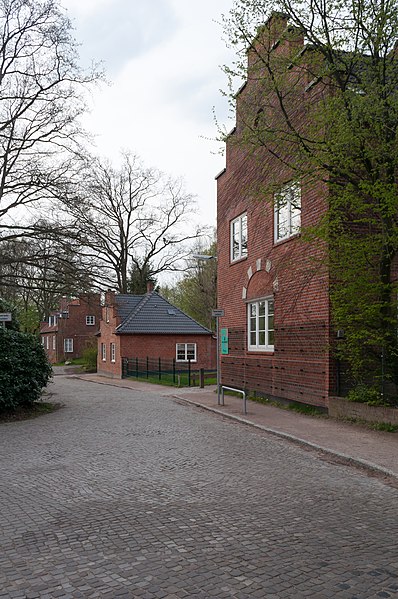 File:Rabenhorst (Hamburg-Wellingsbüttel).Straßenpflaster.26860.ajb.jpg