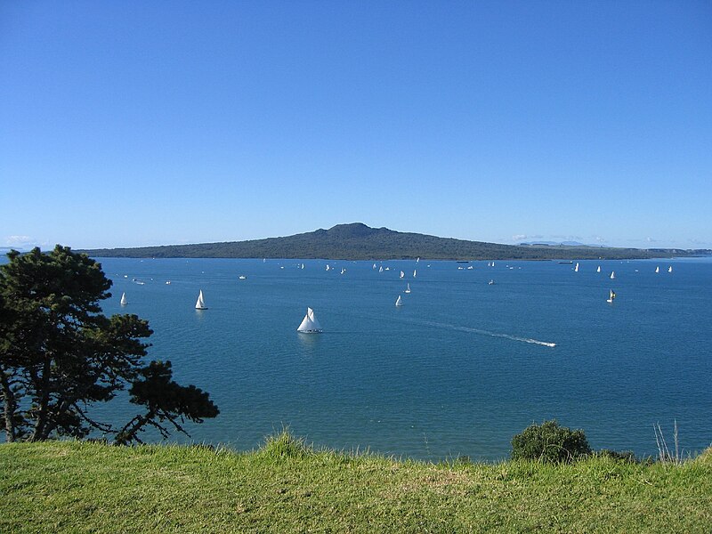 File:Rangitoto (1395366679).jpg