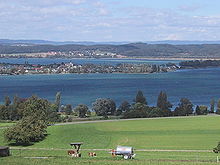 Blick vom Gemeindegebiet Salensteins auf dem Seerücken (CH) zur Untersee-Insel Reichenau (Schutzgebiet) mit Allensbach (D) auf der Halbinsel Bodanrück im Hintergrund