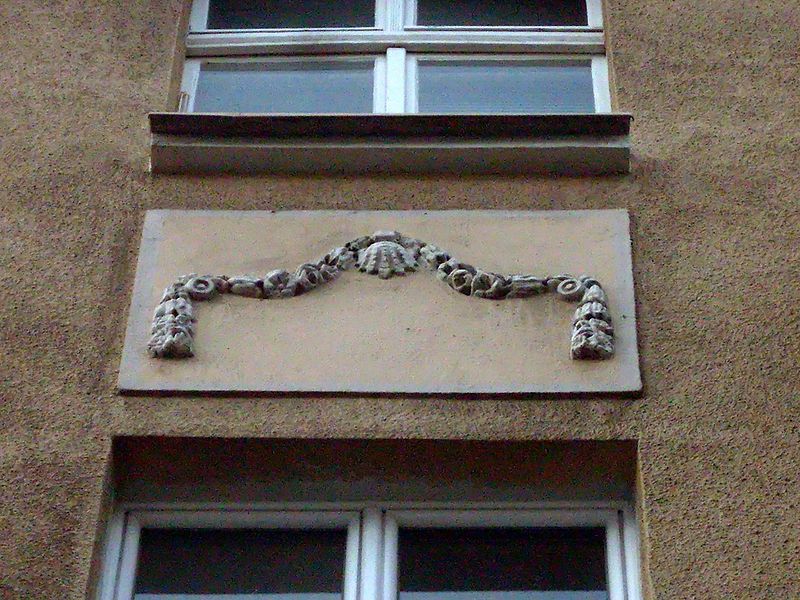 File:Relief at Portowa 8 Street in Gdynia 5.jpg