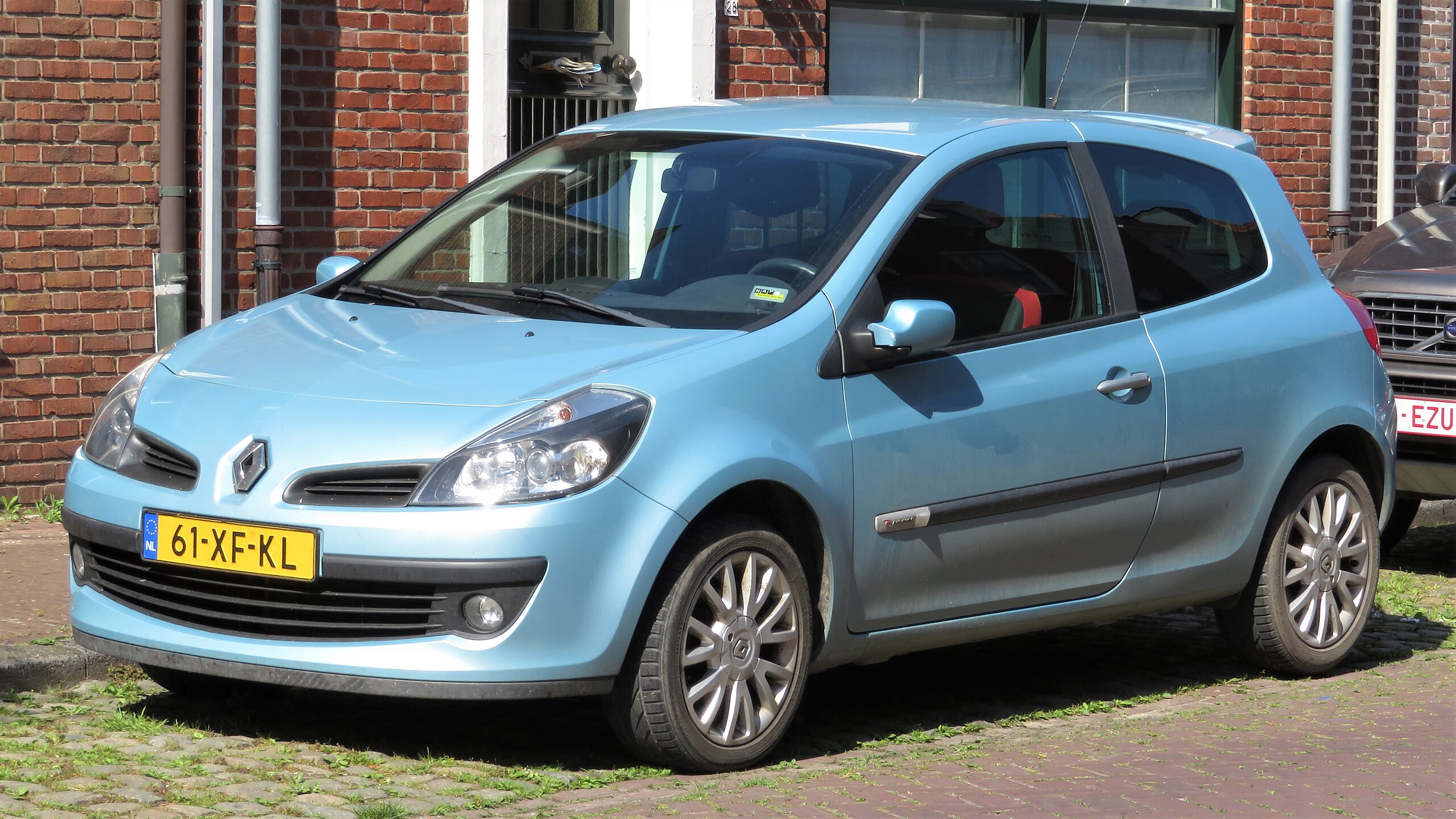 https://upload.wikimedia.org/wikipedia/commons/thumb/2/2c/Renault_Clio_III_2-door_in_Aardenburg.jpg/2560px-Renault_Clio_III_2-door_in_Aardenburg.jpg
