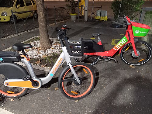 Ridemovi e-bike sharing and Lime e-bike sharing in the same frame in Rome