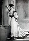 Vestido da tarde por Redfern 1903 3 cropped.jpg