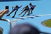 Deutsch: Badminton bei den Olympischen Jugendspielen 2018; Tag 2, 8. Oktober 2018; Viertelfinale Jungen Lauf 2 English: Roller speed skating at the 2018 Summer Youth Olympics; day 2, 8 October 2018 – Boys Quarterfinals run 2