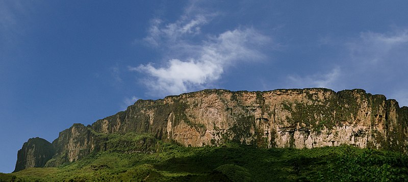 File:Roraima panorama hi-sky.jpg