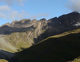 Widok na Nördlicher Rotenmannkopf (w środku) od południowego wschodu.