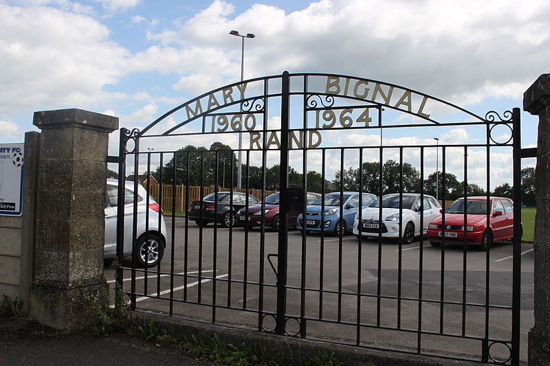 File:Rowdens Road Cricket Ground, Wells gates.JPG