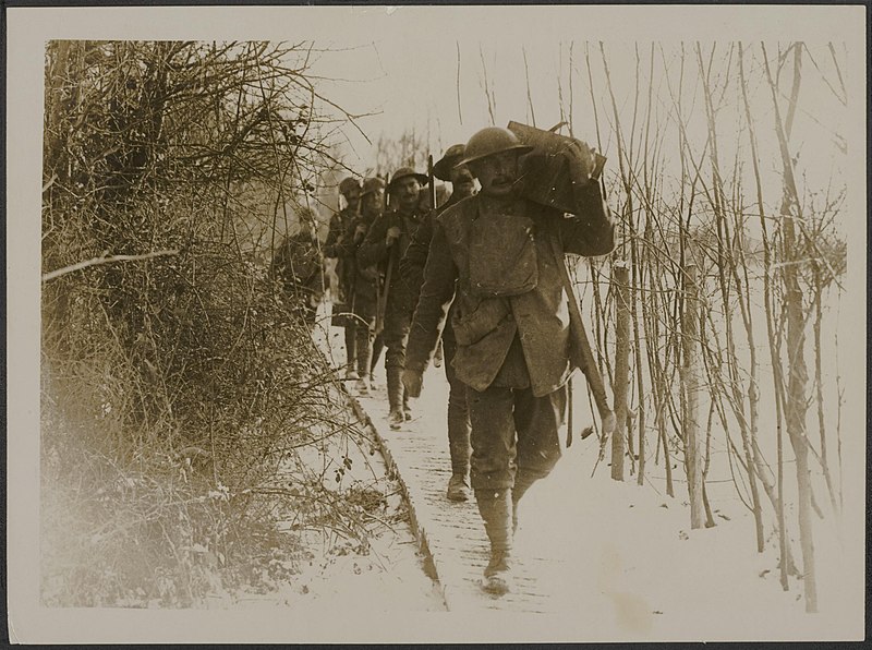 File:Royal Welsh Fusiliers taking stoves into their trenches., Bestanddeelnr 158-1837.jpg