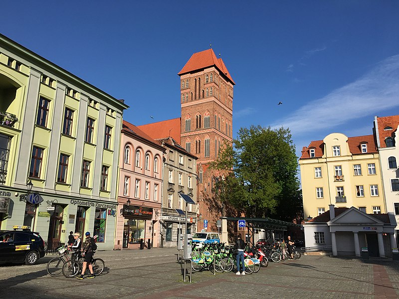 File:Rynek Nowomiejski w Toruniu i kościół św. Jakuba.jpg