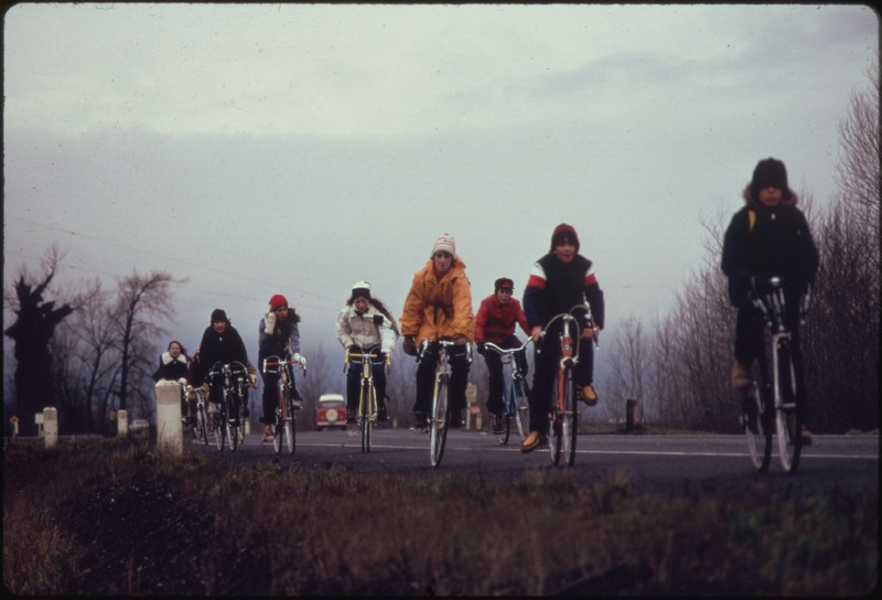 File:SCHOOL CHILDREN, WERE FORCED TO USE THEIR BICYCLES ON FIELD TRIPS DURING THE FUEL CRISIS IN THE WINTER OF 1974. THERE... - NARA - 555500.tif