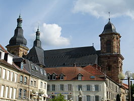 Sint-Naborabdij in Saint-Avold en een deel van de Place de la Victoire met de top van de Sint-Naborfontein die stamt uit 1714