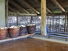 Salzsiederei auf Læsø nach mittelalterlichem Vorbild. Sole wird in flachen, von unten mit Holz- oder Torffeuer geheizten Becken eingedampft. Auf der Oberfläche bilden sich größere Salzkristalle, die abgeschöpft und in Weidenkörben vorgetrocknet werden.