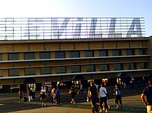 Il terminal dell'aeroporto di Siviglia visto dalla pista