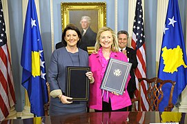 Atifete Jahjaga avec Hillary Clinton en 2011.