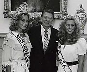 Shawn Weatherly, Miss Universe 1980 and Kim Seelbrede, Miss USA 1981 together with then-US President Ronald Reagan.