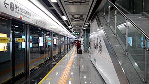 Shenzhen Metro Line 9 Renmin S Sta Platform 1.jpg