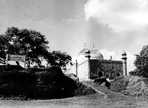 The site celebrated as the birthplace of Krishna who, as tradition goes, was born in a prison and the prison is said to have existed on the plot marked by a stone plate. To the right of it is the Shahi Eidgah. The image is taken in 1949 before the modern temple complex was built.