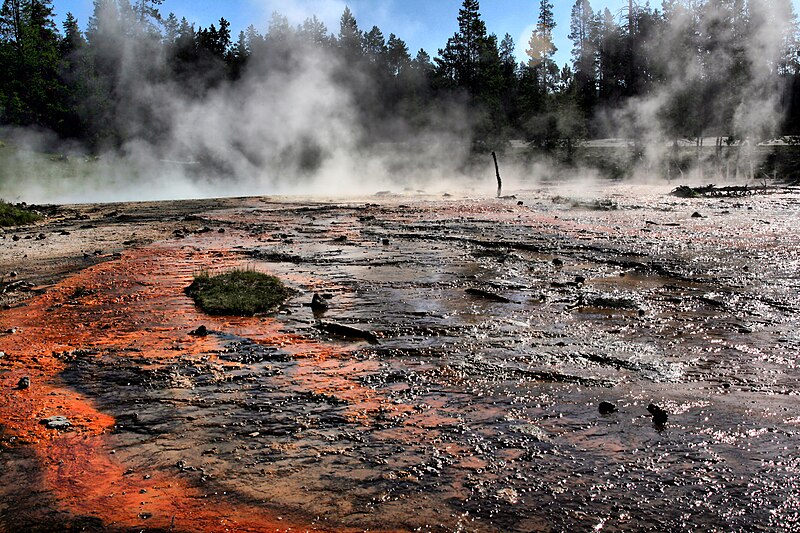 File:Silex spring overflow in yellowstone.jpg