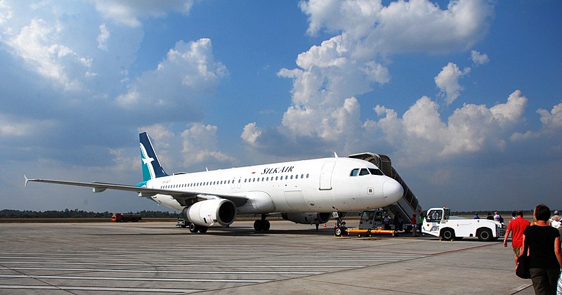 File:SilkAir Airbus awaits passengers.jpg