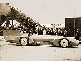 Sir Malcolm Campbell au volant de la "Bluebird", avec la foule, 1926 - 1936.jpg