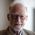 トニー・ホーア、クイックソート、ホーア論理とCSPで知られる計算機科学者。1980年チューリング賞を受賞