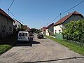 Čeština: Ulice s domy ve Skramníkách. Okres Kolín, Česká republika. English: Street with houses in Srkamníky village, Kolín District, Czech Republic.