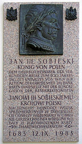 Gedenktafel an der Fassade der polnischen Kirche am Kahlenberg platziert