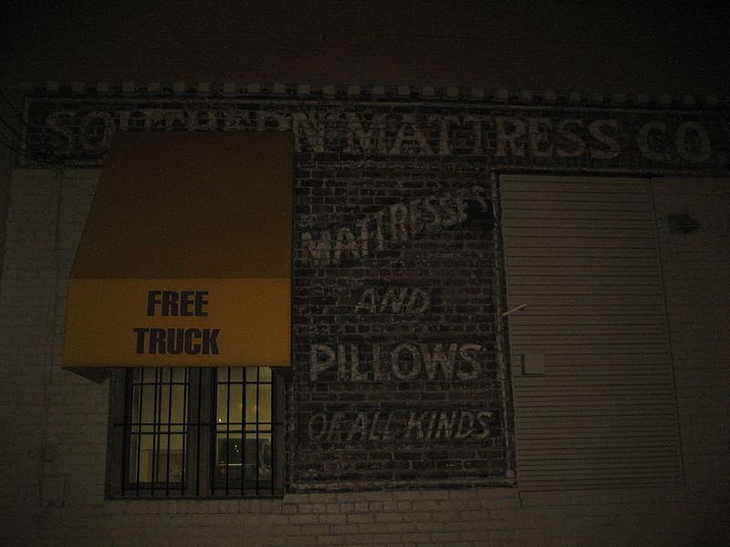 File:Southern Mattress Free Truck.JPG