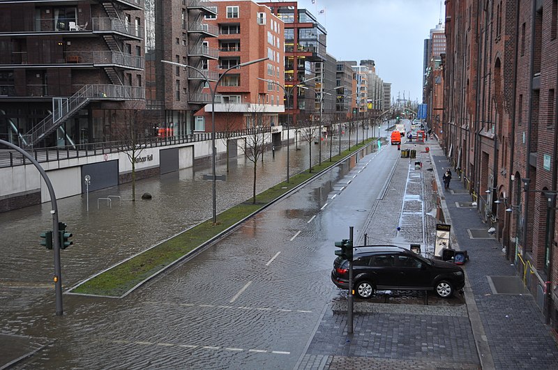 File:Speicherstadt (Hamburg-HafenCity).Am Sandtorkai.Reste Morgenhochwasser 06.12.2013.2.ajb.jpg