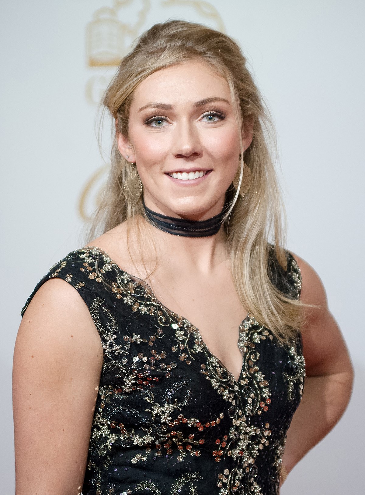 1200px-Sportler_des_Jahres_%C3%96sterreich_2016_red_carpet_Mikaela_Shiffrin_5.jpg