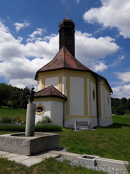 St. Kolomann mit Brunnen im Sommer