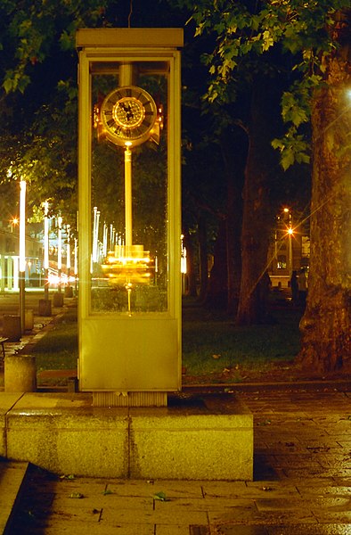 File:Standuhr Hauptstrasse Nachtaufahme 2005.jpg