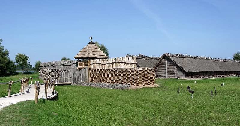 File:Stanowisko archeologiczne w Biskupinie, 20210907 1401 2430.jpg