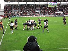 Groupe de joueurs regroupés en un maul.