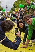 ベルリンでの反石炭デモで同盟90/緑の党マイケル・ケルナー（英語版）と（2018年6月24日）