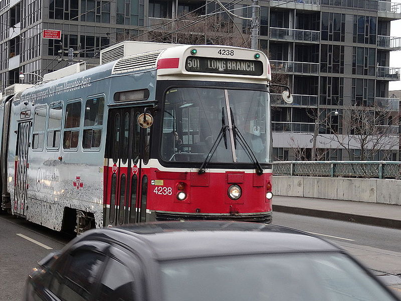 File:Streetcars on the Queen Street bridge over the Don River, 2014 12 03 (15) (15757595079).jpg